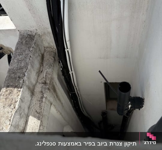 צינורות חשמל וקירות בטון באתר בנייה